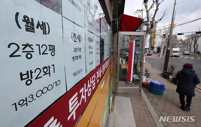 [서울=뉴시스] 조성우 기자 = 20일 오후 서울 은평구 빌라 밀집 지역의 한 부동산중개업소에 매물 안내문이 붙어있다. 2024.03.20. xconfind@newsis.com