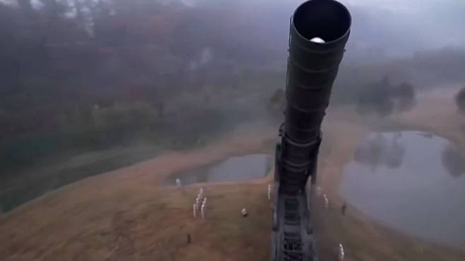 [서울=뉴시스]북한이 지난해 11월1일 시험발사한 화성-19호 신형 고체 대륙간탄도미사일. 미 국방정보국(DIA)이 북한이 수십 년 만에 가장 강력한 전략적 주위를 구축했다고 지적했다.  (사진=조선중앙TV 캡쳐) 2025.5.24. photo@newsis.com *재판매 및 DB 금지