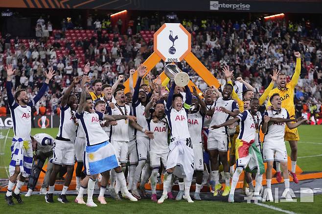 [빌바오=AP/뉴시스] 토트넘 홋스퍼의 손흥민이 21일(현지 시간) 스페인 빌바오의 산 마메스 스타디움에서 열린 2024-25 유럽축구연맹(UEFA) 유로파리그(UEL) 결승전에서 우승한 뒤 동료들과 함께 트로피를 들어 올리고 있다. 토트넘은 맨체스터 유나이티드를 1-0으로 꺾고 우승을 차지했으며, 손흥민은 생애 첫 우승컵을 들어 올렸다. 2025.05.22.