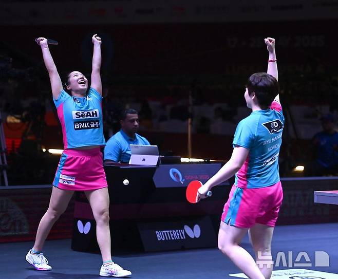[도하(카타르)=뉴시스] 사진공동취재단 = 신유빈, 유한나가 22일(현지 시간) 카타르 도하 루사일 아레나에서 열린 2025 국제탁구연맹(ITTF) 세계선수권대회 여자복식 8강 일본 오도 사츠키, 요코이 사쿠라와 경기에서 승리한 뒤 기뻐하고 있다. 2025.05.23. photo@newsis.com