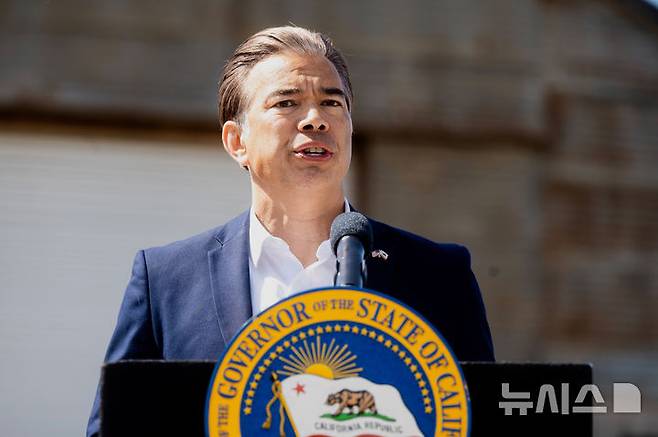 [세레스=AP/뉴시스]롭 본타 미 캘리포니아주 법무장관이 지난달 16일(현지시각) 아몬드 농장에서 기자회견을 하는 모습. 본타 장관이 23일 애플에 25% 관세를 매기겠다는 도널드 트럼프 미 대통령의 위협에 맞서 소송을 검토한다고 밝혔다. 2025.5.24.