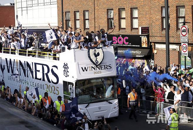 [런던=AP/뉴시스] 토트넘 홋스퍼 선수들이 23일(현지 시간) 영국 런던 북부에서 무개 버스에 올라 팬들의 환호를 받으며 2024-25 유럽축구연맹(UEFA) 유로파리그(UEL) 우승 퍼레이드를 펼치고 있다. 2025.05.24.
