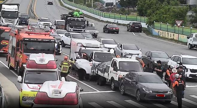 [고령=뉴시스] 23일 오후 5시10분께 경북 고령군 운수면 월산사거리에서 4중 추돌사고가 발생했다. (사진=경북소방본부 제공) 2025.05.24. photo@newsis.com *재판매 및 DB 금지