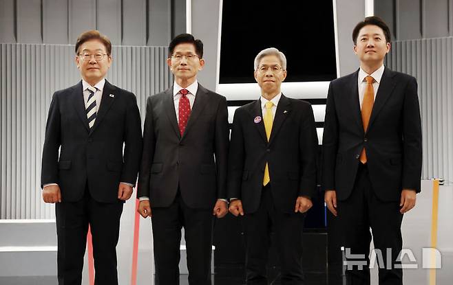 [서울=뉴시스] 국회사진기자단 = 23일 서울 영등포구 KBS본관 스튜디오에서 열린 중앙선거방송토론위원회 주관 제21대 대통령선거 2차 후보자 토론회 시작에 앞서 각 정당 대선후보들이 기념촬영을 하고 있다. 왼쪽부터 이재명 더불어민주당, 김문수 국민의힘, 권영국 민주노동당, 이준석 개혁신당 대선후보. 2025.05.23. photo@newsis.com