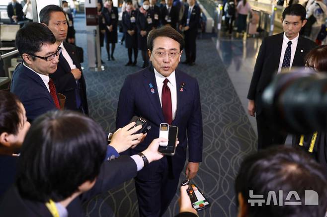 [도쿄=AP/뉴시스] 일본 무역 협상단을 이끄는 아카자와 료세이 경제재생상이 지난달 16일 도쿄 하네다 국제공항에서 출국길 만난 취재진과 기자회견 하고 있다. 2025.05.24.