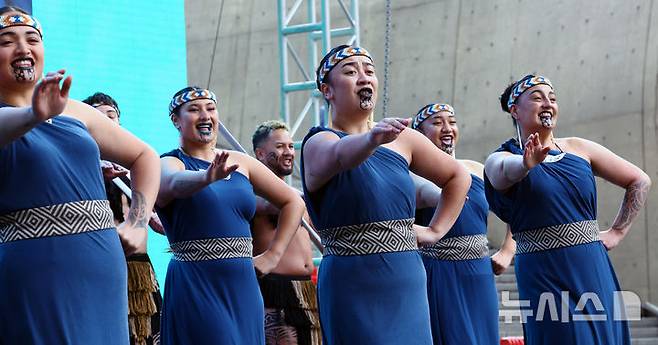[서울=뉴시스] 박주성 기자 = 24일 서울 동대문디자인플라자(DDP) 어울림 광장에서 열린 2025 서울세계도시문화축제 개막식에서 뉴질랜드 마오리족 공연단이 축하공연을 하고 있다. 2025.05.24. park7691@newsis.com