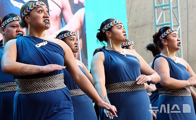 [서울=뉴시스] 박주성 기자 = 24일 서울 동대문디자인플라자(DDP) 어울림 광장에서 열린 2025 서울세계도시문화축제 개막식에서 뉴질랜드 마오리족 공연단이 축하공연을 하고 있다. 2025.05.24. park7691@newsis.com