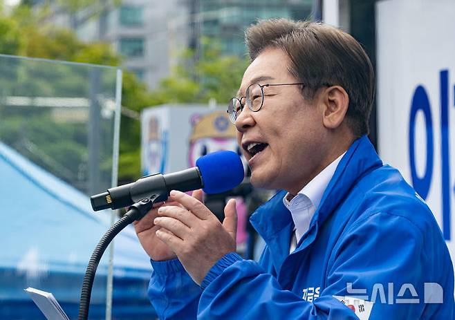 [안양=뉴시스] 조성봉 기자 = 이재명 더불어민주당 대선 후보가 24일 경기 안양 동안구 평촌중앙공원에서 열린 집중유세에서 시민들에게 지지를 호소하고 있다. (공동취재) 2025.05.24. photo@newsis.com