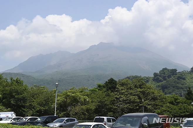 [가고시마=AP/뉴시스] 25일 일본 규슈 남부 가고시마의 한 마을 대피소에서 전날 폭발했던 사쿠라지마 화산의 모습이 보인다. 전날 밤 사쿠라지마 미나미다케산 정상 분화구가 분화해  연기가 치솟고 분출물이 흘러내렸으며 일본 기상청은 주민 대피를 권고했다. 2022.07.25.