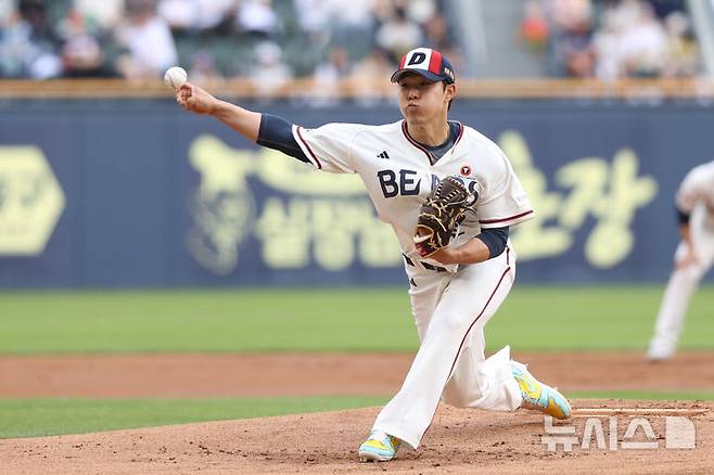 [서울=뉴시스] 프로야구 두산 베어스의 최원준이 24일 서울 잠실구장에서 열린 2025 신한 쏠뱅크 KBO리그 NC 다이노스와의 경기에 선발 등판해 공을 던지고 있다. (사진=두산 베어스 제공) 2025.05.24.