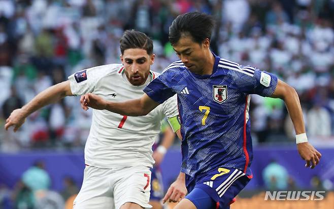 [알라이얀(카타르)=뉴시스] 김근수 기자 = 3일(현지시간) 카타르 알라이얀 에듀케이션 시티 스타디움에서 열린 아시아축구연맹(AFC) 2023 카타르 아시안컵 8강전 이란 대 일본의 경기 후반, 일본 미토마가 이란 자한바크시와 볼 경합을 하고 있다. 2024.02.03. ks@newsis.com