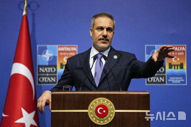 [안탈리아=AP/뉴시스]하칸 피단 튀르키예 외무장관이 지난 15일 안탈리아에서 열린 북대서양조약기구(NATO·나토) 비공식 외무장관 회의 이후 기자회견하고 있다. 2025.05.24.