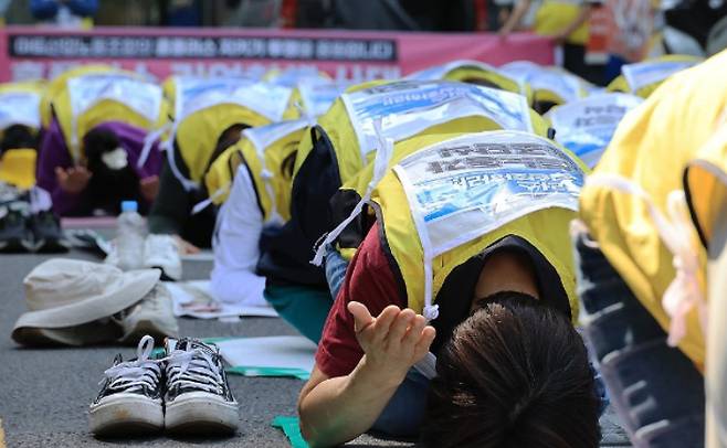 서울 광화문 MBK 사무실 앞에서 홈플러스 정상화 촉구 기자회견을 마친 마트산업노조 홈플러스지부 조합원 등이 홈플러스 지키기 108배를 하고 있다. 연합뉴스