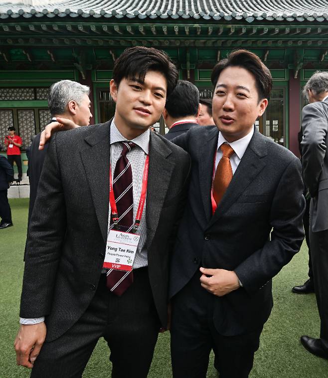 개혁신당 이준석 대선 후보(오른쪽)가 21일 서울 신라호텔에서 열린 제16회 조선일보 아시안리더십콘퍼런스(ALC)에서 국민의힘 김용태 비상대책위원장과 대화하고 있다. 조선일보 제공