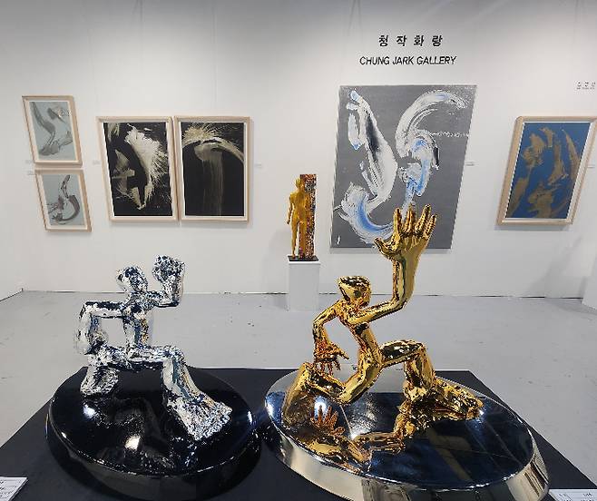 서울 코엑스에서 25일까지 열리는 '조형아트서울 2025(PLAS 2025)'에 전시된 청작화랑_김성복, '바람이 불어도 가야 한다', 스테인리스 스틸, 캔디도장, 45x25x29cm, 2024. 곽인숙 기자