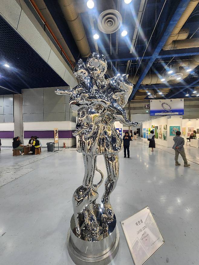 서울 코엑스에서 25일까지 열리는 '조형아트서울 2025(PLAS 2025)'에 전시된 박찬걸, '소녀와 고양이', 스테인리스 스틸, 110x110x270cm, 2024. 곽인숙 기자