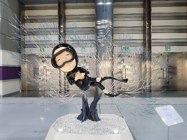 서울 코엑스에서 25일까지 열리는 '조형아트서울 2025(PLAS 2025)'에 전시된 김기민, '숨', FRP, 스테인리스 스틸, LED, 유리, 소라, 자갈, 3500x1300x2700cm, 2023. 곽인숙 기자