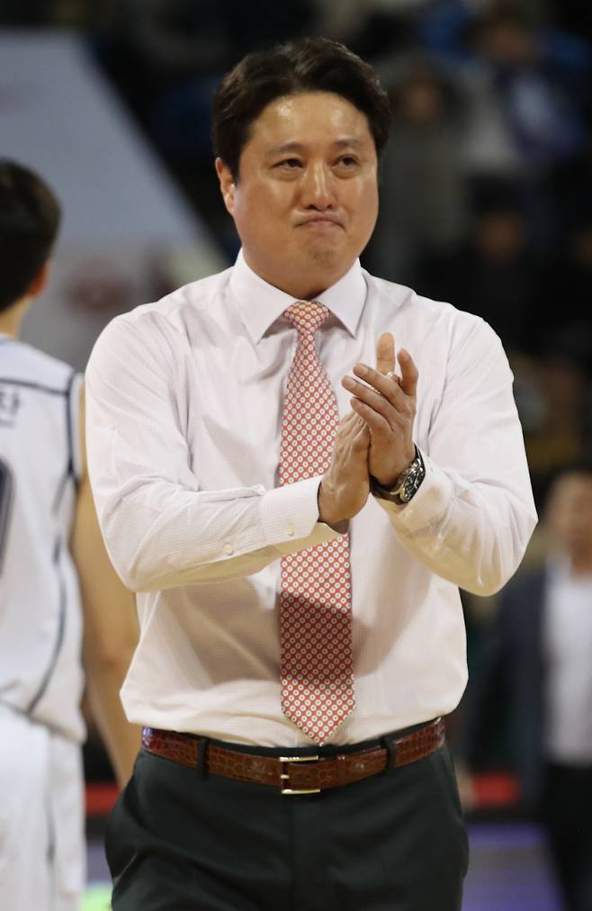 프로농구 수원 kt가 신임 사령탑으로 문경은 감독을 선임했다고 23일 밝혔다. 문 감독은 KBL 통산 3점 슛 1위(1699개) 기록을 수립한 한국 농구 레전드다. 그는 2011년부터 2021년까지 서울 SK의 지휘봉을 잡고 두 차례 정규 리그 우승(2012-2013시즌, 2019-2020시즌)과 한 차례 챔피언결정전 우승(2017-2018시즌)을 지휘했다. 사진은 2019년 11월 10일 서울 송파구 잠실학생체육관에서 열린 2019-2020 현대모비스 프로농구 정규리그 서울 SK와 전주 KCC의 경기에서 박수치는 당시 SK 문 감독. 연합뉴스     photo@yna.co.kr (끝)   <저작권자(c) 연합뉴스, 무단 전재-재배포, AI 학습 및 활용 금지> 연합뉴스