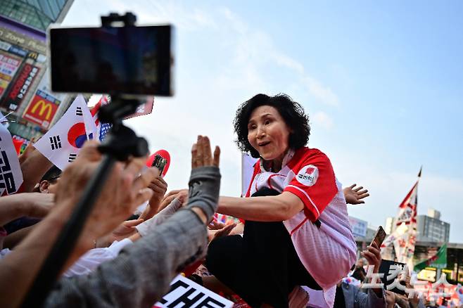 김문수 국민의힘 대선 후보의 배우자 설난영 여사가 22일 경기 부천시 부천역마루광장에서 열린 집중유세에서 시민들에게 지지를 호소하고 있다. 황진환 기자