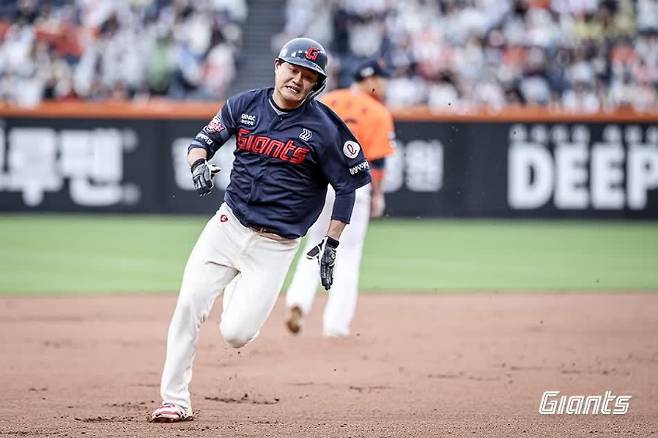 롯데 손호영이 24일 한화와 원정에서 질주하고 있다. 롯데 자이언츠