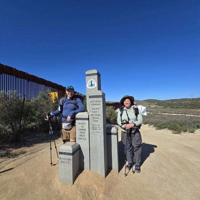필자(오른쪽)는 남편과 함께 PCT의 남쪽 끝인 서던 터미너스(Southern Terminus) 앞에서 출발을 기념했다. 아직은 여유로운 모습이다.