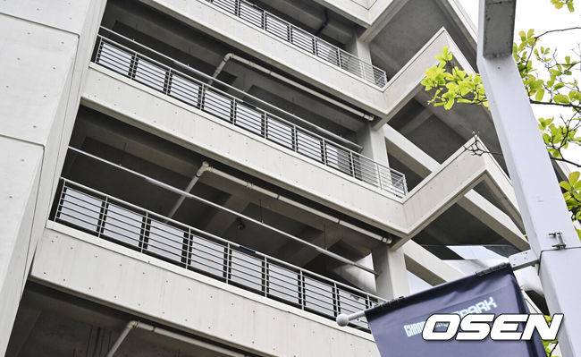 [OSEN=창원, 이석우 기자] 지난 3월 29일 NC 다이노스와 LG 트윈스의 경기 중 3루 내야석 매점 부근 약 4층 높이에 있던 알루미늄 '루버'가 떨어져 관중이 사망하는 사고가 발생했다. 지난 8일 KBO는 NC 다이노스 구단의 요청에 따라, NC가 울산 문수야구장을 2025 시즌 임시 대체 홈구장으로 사용하는 것을 승인했다. 사고가 발생한 지점의 루버를 포함해 야구장과 철골 주차장에 설치된 309개의 루버를 전면 철거했다. 2025.05.11 /