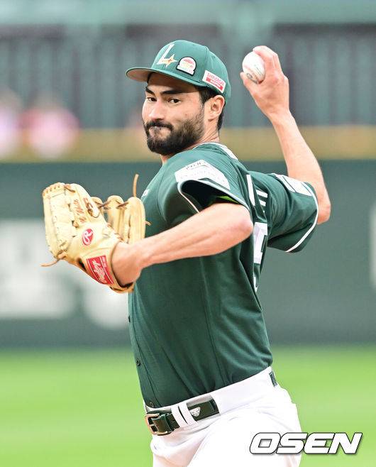 [OSEN=인천, 김성락 기자] 23일 오후 인천 미추홀구 SSG랜더스필드에서 ‘2025 신한 SOL Bank KBO리그’ SSG 랜더스와 LG 트윈스의 경기가 열렸다.이날 홈팀 SSG는 화이트, LG는 손주영을 선발로 내세웠다.1회초 SSG 선발 화이트가 마운드에 올라 힘차게 공을 뿌리고 있다. 2025.05.23 / ksl0919@osen.co.kr