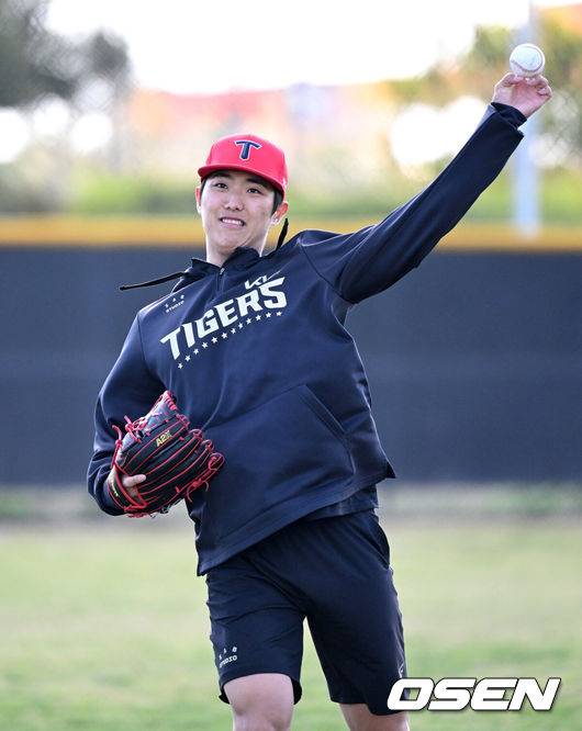 [OSEN=어바인(미국), 이대선 기자] 11일(한국시간) 미국 캘리포니아주 어바인 그레이트파크 베이스볼 컴플렉스에서 KIA 타이거즈의 1차 스프링캠프가 진행됐다.KIA 선수단은 오는 18일 미국에서 출발해 19일 인천으로 입국한 뒤 20일에 일본 오키나와로 건너가 21일부터 3월 4일까지 킨 구장에서 본격적인 실전을 치른다.KIA 이의리가 캐치볼을 하고 있다. 2025.02.11 / sunday@osen.co.kr
