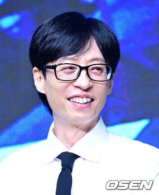 [OSEN=지형준 기자] 6일 오전 서울 여의도 콘래드 서울 호텔에서 디즈니+ 오리지널 예능 ‘더 존: 버텨야 산다 시즌3’ 제작발표회가 열렸다.‘더 존: 버텨야 산다 시즌3’는 오직 4시간, 끝없는 AI의 공격부터 내 집 마련 전세 대출금 갚기, 선을 넘지 않고 버티기 등 극한의 현실공감 미션을 버티기 위해 더 강력하게 돌아온 ‘존버즈’ 유재석, 권유리, 김동현, 덱스의 ‘도파민 ON’ 버라이어티. 오는 7일 공개된다.&nbsp;유재석이 간담회를 하고 있다. 2024.08.06 / jpnews@osen.co.kr