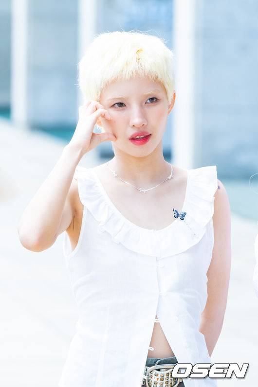 [OSEN=박준형 기자] 그룹 아이들(i-dle)이 20일 오후 서울 영등포구 여의도동 KBS 본관에서 진행되는 KBS Cool FM ‘이은지의 가요광장’에 참석했다.그룹 아이들(i-dle)은 지난 19일 미니 8집 ‘위 아(We are)’를 발표했다. 지난해 7월 낸 미니 7집 ‘아이 스웨이(I SWAY)’ 이후 10개월 만의 신보다. 그 사이 아이들에게는 중요한 변화가 있었다. 미연, 민니, 소연, 우기, 슈화까지 멤버 전원이 큐브엔터테인먼트와 재계약을 체결했다. 팀명은 기존의 ‘(여자)아이들((G)I-DLE)’에서 ‘아이들(i-dle)’로 변경했다.그룹 아이들 멤버 소연이 포즈를 취하고 있다. 2025.05.20 / soul1014@osen.co.kr