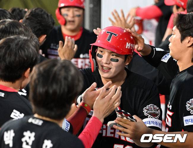 [OSEN=수원, 이대선 기자] 22일 오후 수원 KT위즈파크에서 2025 신한 SOL Bank KBO리그 KT 위즈와 KIA 타이거즈의 경기가 열렸다.KT는 쿠에바스, KIA는 양현종을 선발투수로 내세웠다5회초 2사 만루에서 KIA 이우성의 중전 2타점 적시타 때 홈을 밟은 오선우와 최형우가 더그아웃에서 환호하고 있다. 2025.05.22 /sunday@osen.co.kr