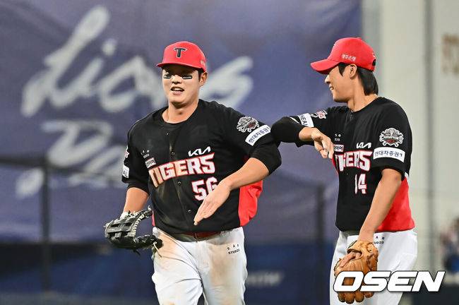 [OSEN=대구, 이석우 기자] 23일 대구삼성라이온즈파크에서 2025 신한 SOL 뱅크 KBO 리그 삼성 라이온즈와 KIA 타이거즈의 경기가 열렸다. 홈팀 삼성은 황동재가, 방문팀 KIA는 네일이 선발 출전했다. KIA 타이거즈 오선우가 7회말 1사 1,3루 삼성 라이온즈 김성윤의 좌익수 플라이 아웃때 홈으로 쇄도한 이재현을 잡고 축하를 받고 있다. 2025.05.23 / foto0307@osen.co.kr