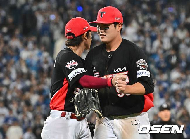 [OSEN=대구, 이석우 기자] 23일 대구삼성라이온즈파크에서 2025 신한 SOL 뱅크 KBO 리그 삼성 라이온즈와 KIA 타이거즈의 경기가 열렸다. 홈팀 삼성은 황동재가, 방문팀 KIA는 네일이 선발 출전했다. KIA 타이거즈 오선우가 7회말 1사 1,3루 삼성 라이온즈 김성윤의 좌익수 플라이 아웃때 홈으로 쇄도한 이재현을 잡고 축하를 받고 있다. 2025.05.23 / foto0307@osen.co.kr