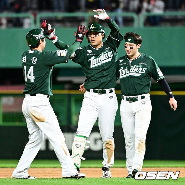 [OSEN=인천, 지형준 기자] 프로야구&nbsp;SSG 랜더스가&nbsp;LG 트윈스에 짜릿한 끝내기 승리를 거뒀다.SSG는 24일 인천 SSG랜더스필드에서 열린 2025 KBO리그 LG와 경기에서 9회 한유섬의 끝내기 안타로 5-4 승리했다.끝내기 안타를 날린 SSG 한유섬이 최정, 최지훈과 승리를 기뻐하고 있다. 025.05.24 /jpnews@osen.co.kr