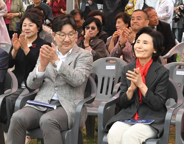 ▲23일 국민의힘 김문수 대선 후보의 배우자 설난영 여사와 권성동 원내대표가 '2025 강릉차문화축제'가 열리고 있는 오죽한옥마을을 방문, 손뼉을 치고 있다. ⓒ연합뉴스