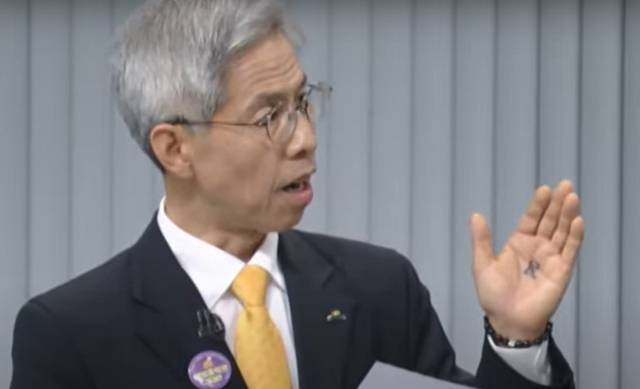 ▲ 권영국 후보의 손바닥에 '民'(민)이라는 글자가 적혀 있다. ⓒTV토론회 갈무리