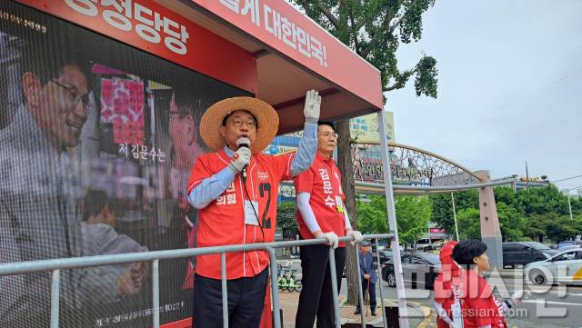 ▲전남 순천 재선 국회의원 출신인 이정현 국민의힘 중앙당 공동선대위원장이 24일 순천시 연향동 국민은행 사거리에서 김문수 국민의힘 대통령 후보 지원 유세를 하고 있다.2025.5.24.ⓒ프레시안(지정운)