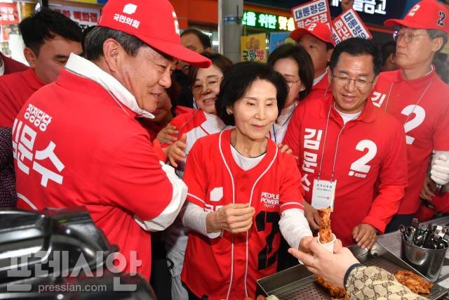 ▲김문수 국민의힘 김문수 대통령 후보 배우자 설난영 여사가 24일 오후 경북 포항시 죽도시장을 방문해 튀김을 구입하고 있다. ⓒ프레시안(오주호 기자)