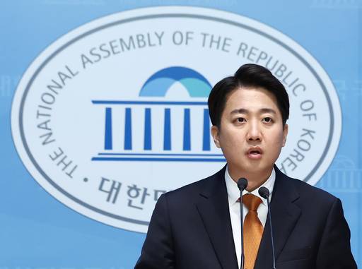 개혁신당 이준석 대선 후보가 22일 서울 여의도 국회 소통관에서 국민의힘 김문수 후보와의 단일화를 하지 않겠다는 입장을 밝히는 기자회견을 하고 있다. 뉴스1