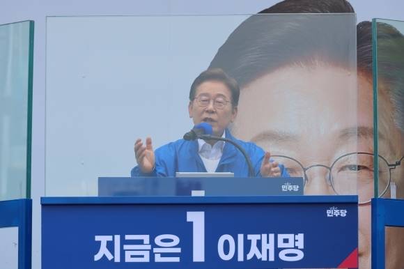 이재명 더불어민주당 대통령 후보가 24일 오후 경기도 부천시 부천역 북부광장에서 열린 유세에서 시민들에게 지지를 호소하고 있다. 공동취재
