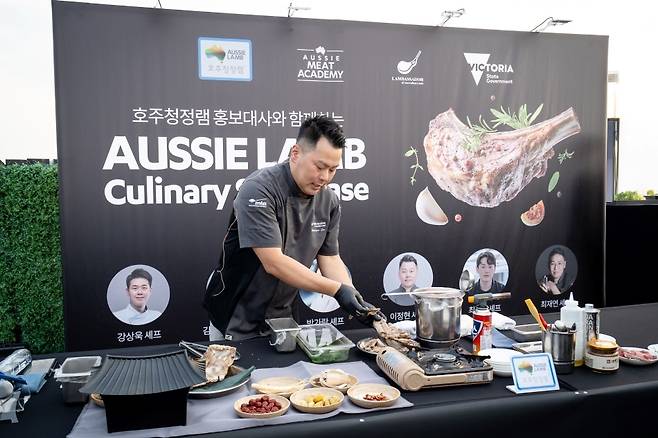 지난 22일 서울 영등포구 글래드 호텔에서 열린 호주축산공사 ‘호주청정램 쇼케이스’에서 이정현 셰프가 신메뉴를 시연하고 있다.&nbsp;