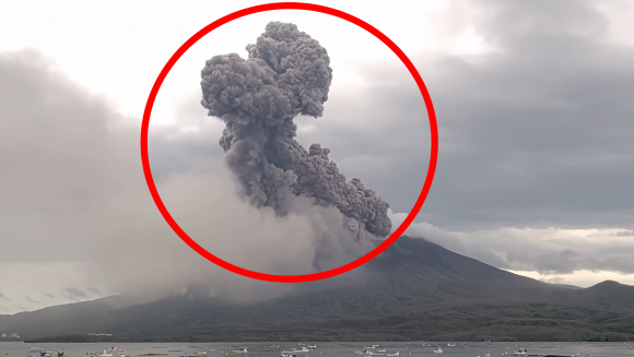 22일 오전 8시 55분쯤 일본 규슈 남부 가고시마현에 위치한 사쿠라지마가 분화하는 모습. 주식회사 재보 공식 유튜브 채널 캡처