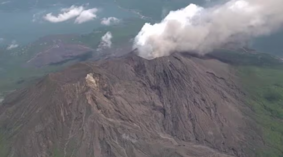 22일 포착된 일본 규슈 남부 가고시마현에 위치한 사쿠라지마 모습. 가고시마TV 캡처
