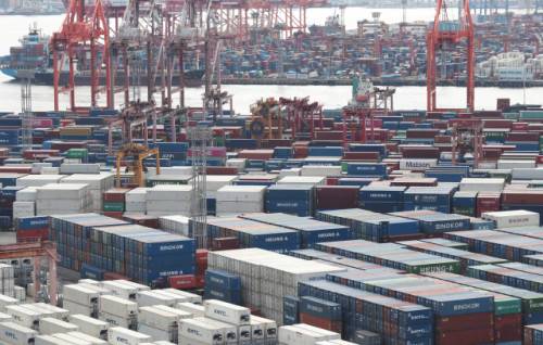 부산항에 컨테이너들이 쌓여 있다. 뉴스1