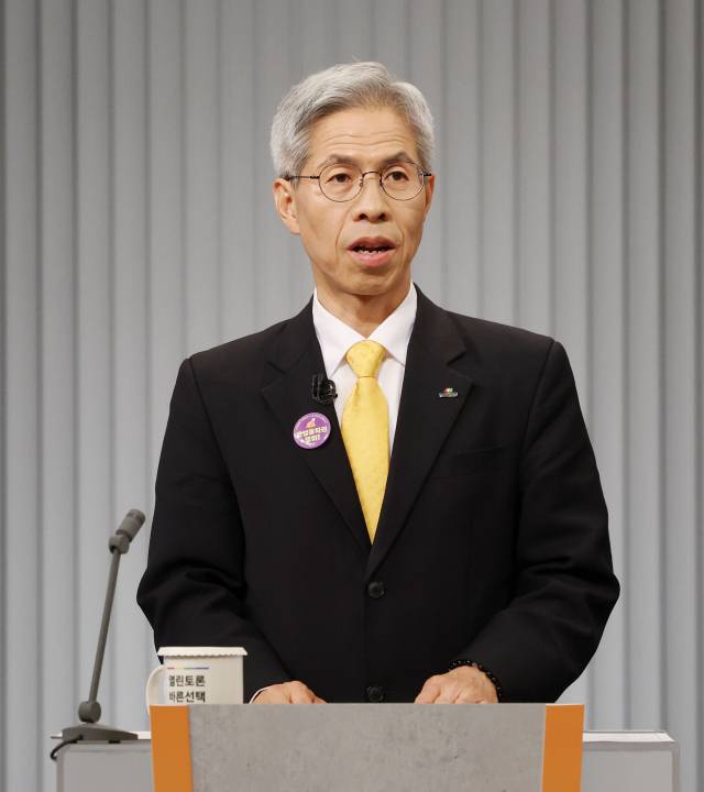 권영국 민주노동당 대선후보가 23일 서울 여의도 KBS 스튜디오에서 열린 제21대 대선 2차 후보자 토론회를 준비하고 있다. 연합뉴스