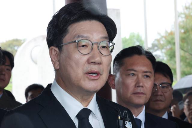 이달 16일 권성동 국민의힘 원내대표가 광주 북구 운정동 국립5·18민주묘지를 참배한 뒤 취재진의 질문에 답변하고 있다. 연합뉴스