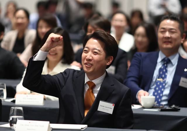 이준석 개혁신당 대선 후보가 이달 22일 그랜드하얏트서울에서 열린 주한미국상공회의소(암참) 간담회에서 제임스 김 암참 회장 발언에 손을 들어 보이고 있다. 연합뉴스