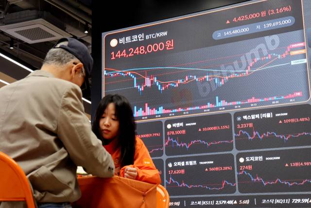 비트코인이 10만 달러선을 회복한 9일 서울 서초구 빗썸라운지 강남본점 전광판에 실시간 비트코인 가격이 표시되고 있다. 연합뉴스