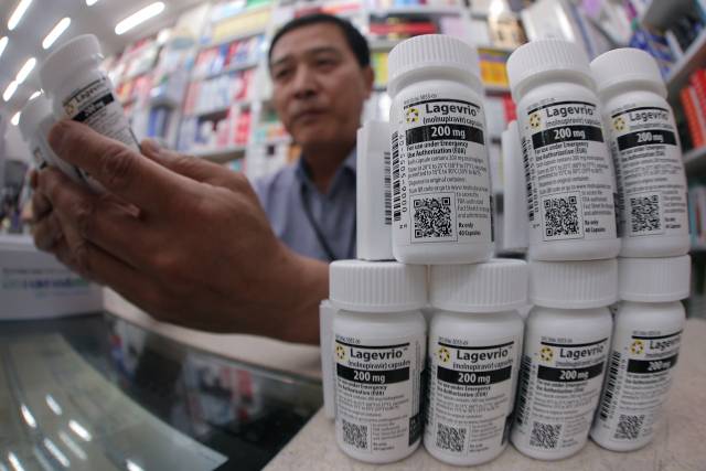 홍콩·대만·싱가포르 등 주변 국가에서 코로나19 환자가 증가하는 가운데 23일 오후 서울 종로구 코로나19 치료제 지정약국인 종로 열린약국에서 약국장이 코로나19 치료제 중 하나인 라게브리오를 정리하고 있다. 뉴스1