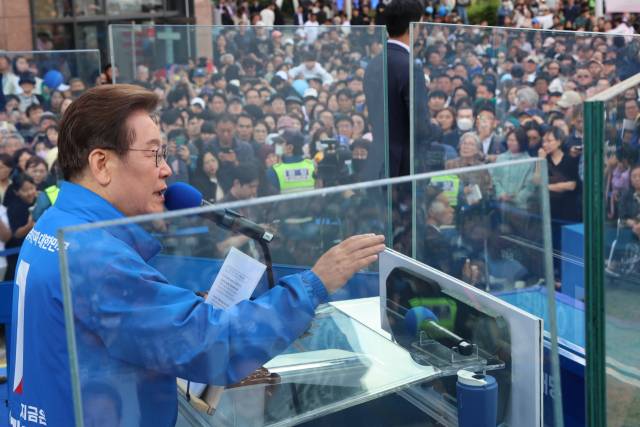 이재명 더불어민주당 대선 후보가 24일 경기 시흥시 배곧아브뉴프랑센트럴광장에서 열린 유세에서 시흥시민들에게 지지를 호소하고 있다. 연합뉴스